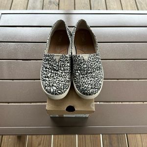 Tom’s Avalon Oxford Tan Cheetah Size 6